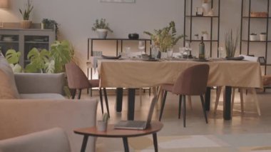 Gündüz vakti oturma odasındaki yemek masasının manzarası.