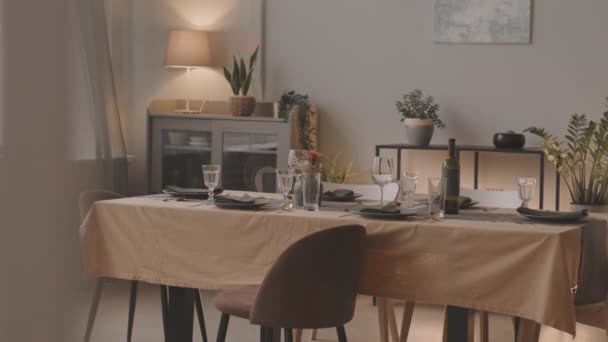 Vue Table Manger Avec Assiettes Couverts Verres Bouteille Vin Dans — Video