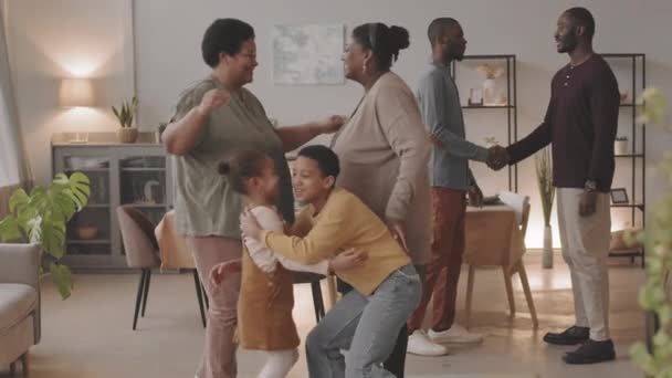 Inclinación Mujeres Hombres Miembros Familia Negra Diferentes Generaciones Saludando Abrazando — Vídeos de Stock