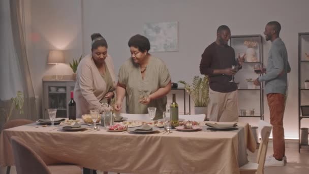 Langt Skud Yngre Ældre Afroamerikanske Kvinder Sætter Bestik Ned Middagsbordet – Stock-video