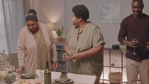 Среднего Возраста Две Молодые Пожилые Афроамериканские Женщины Кладут Столовые Приборы — стоковое видео