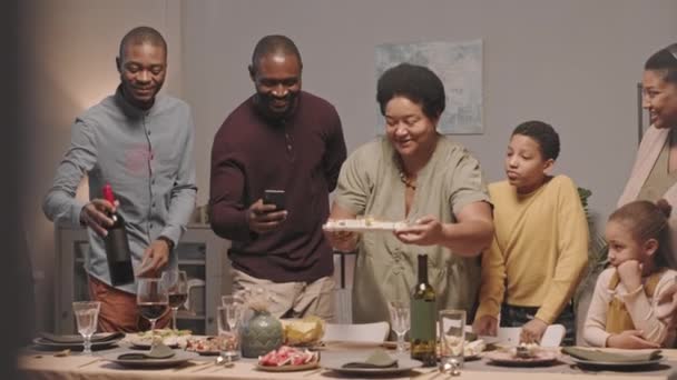 Montrer Une Grande Famille Heureuse Différentes Générations Debout Côté Table — Video