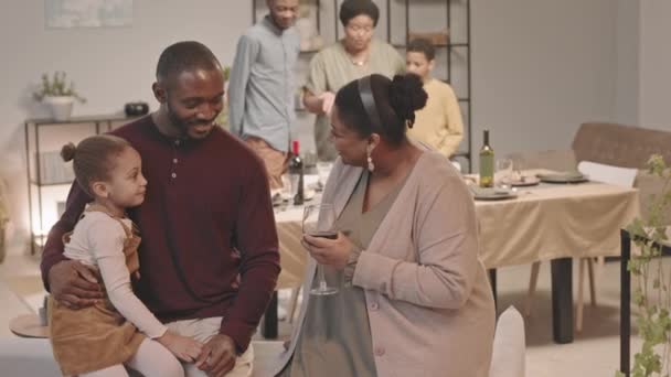 엄마가 포도주 그들에게 이야기하는 가족들 배경에 아버지 귀엽고 아프리카 미국인 — 비디오