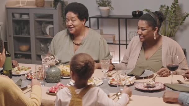 Inclinación Una Gran Familia Feliz Diferentes Generaciones Sentados Mesa Festiva — Vídeo de stock