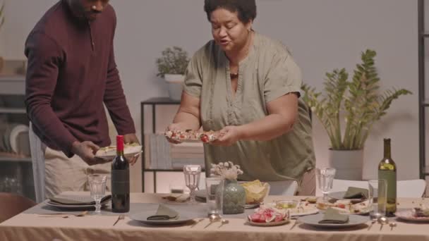 Inclinando Mulher Afro Americana Sênior Jovem Negro Montando Mesa Para — Vídeo de Stock