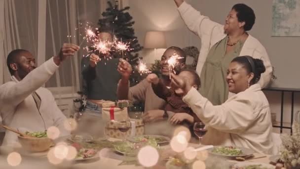 Medio Lungo Allegri Familiari Afroamericani Diverse Generazioni Seduti Piedi Tavola — Video Stock