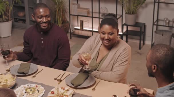 Alto Ângulo Membros Felizes Família Negra Masculina Sentados Mesa Férias — Vídeo de Stock