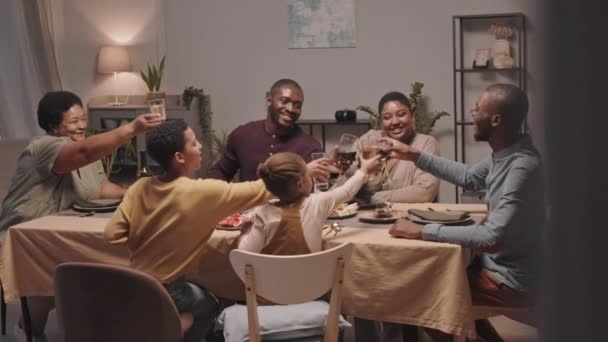 Inclinando Mulheres Negras Felizes Membros Família Masculina Diferentes Gerações Sentados — Vídeo de Stock