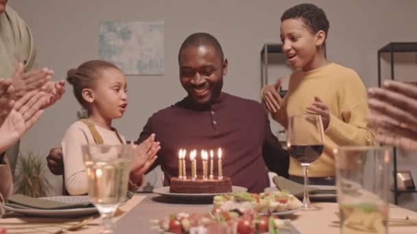 Bajo Ángulo Dos Chicas Negras Sacando Poniendo Pastel Cumpleaños Mesa — Vídeo de stock