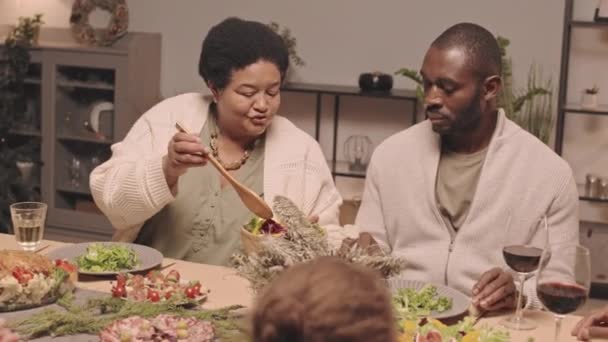 Portátiles Familiares Afroamericanos Felices Diferentes Generaciones Sentados Mesa Comedor Casa — Vídeos de Stock
