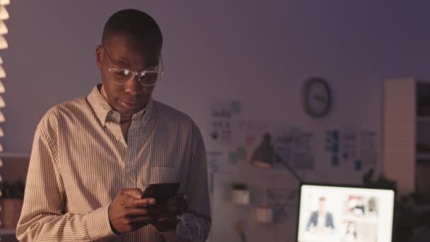 Midja Slowmo Skott Unga Afroamerikanska Affärsman Inspelning Röst Meddelande Smartphone — Stockvideo