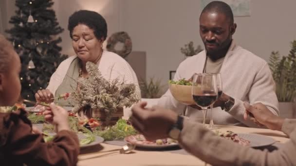 Baixo Ângulo Jovem Negro Oferecendo Salada Para Sua Filha Sentado — Vídeo de Stock