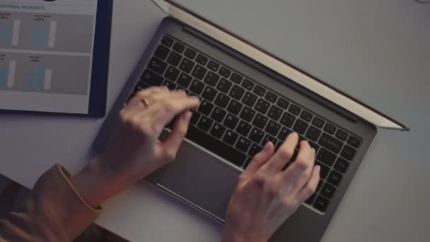 Top View Close Mãos Femininas Irreconhecíveis Digitando Teclado Laptop Mesa — Vídeo de Stock