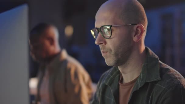 Medium Närbild Med Slowmo Skallig Mellanvuxen Programmerare Glasögon Som Arbetar — Stockvideo