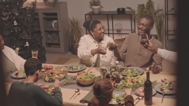 Angle Élevé Heureux Parents Noirs Féminins Masculins Claquant Des Verres — Video