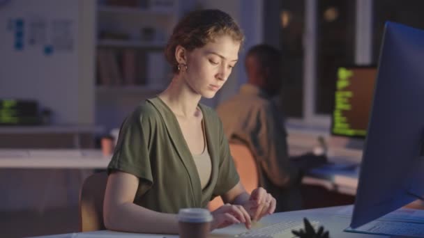 Apuñalada Cintura Una Joven Programadora Bebiendo Café Para Mantenerse Despierta — Vídeo de stock