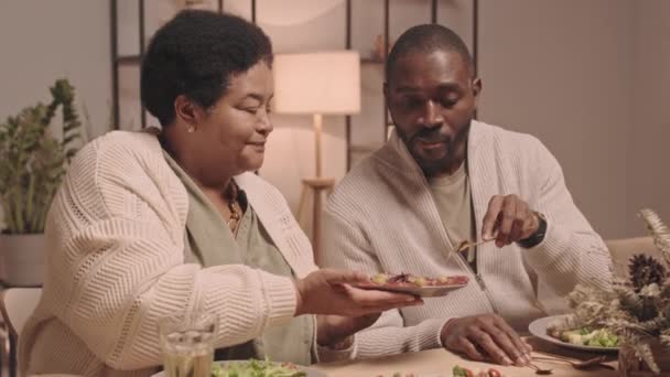 Taille Einer Älteren Afroamerikanerin Reicht Teller Mit Wurst Und Oliven — Stockvideo