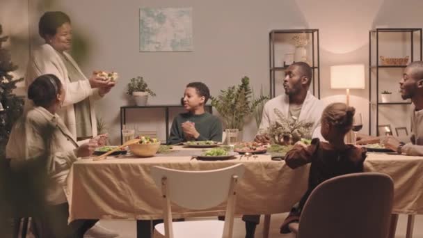 Średnio Długa Starsza Afroamerykanka Serwująca Dania Pieczonym Kurczakiem Członkom Rodziny — Wideo stockowe