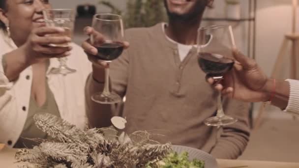 Omhoog Kantelen Van Gelukkig Zwarte Vrouw Man Klinkende Wijnglazen Drinken — Stockvideo