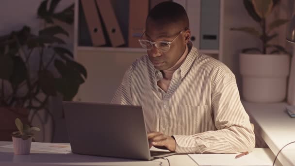 Pas Pomalé Záběry Mladého Afroameričana Brýlích Psaní Notebook Sedí Pracovišti — Stock video