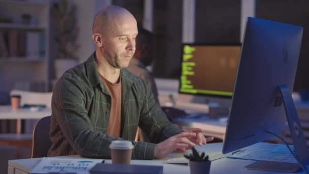Waist Slowmo Shot Bald Mid Adult Programmer Casualwear Working Computer — Stock Video