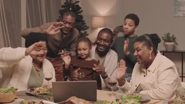 Média Longa Familiares Afro Americanos Felizes Diferentes Gerações Sentados Mesa — Vídeo de Stock