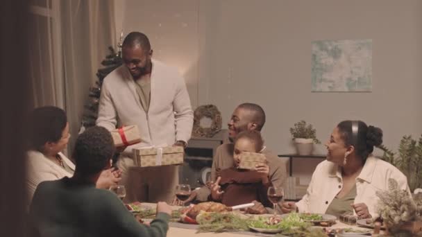 Moyen Long Jeune Homme Afro Américain Donnant Des Cadeaux Noël — Video
