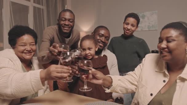 Pov Médio Longo Familiares Afro Americanos Felizes Diferentes Gerações Sentados — Vídeo de Stock