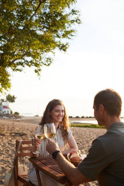 Çiftler Sahilde Romantik Randevunun keyfini çıkarıyor