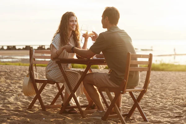 Casal desfrutando de data na luz do sol — Fotografia de Stock