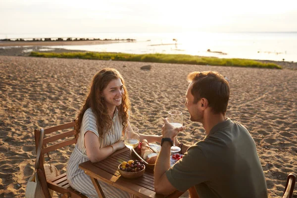 Счастливая пара наслаждается праздничным свиданием на пляже — стоковое фото