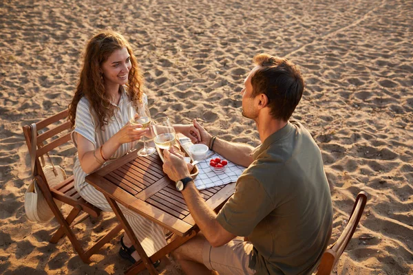 Mladý pár těší piknik na pláži — Stock fotografie