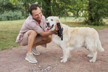Gülümseyen Adam Parkta Köpekle Oynuyor