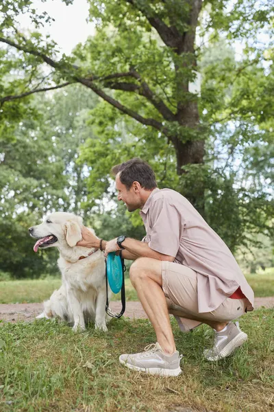 Hombre con perro al aire libre —  Fotos de Stock