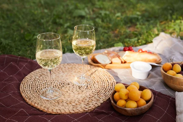 Romantisk piknik utendørs – stockfoto