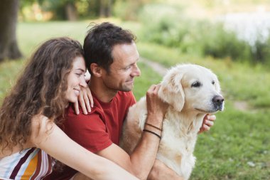 Köpek ile açık havada Çift