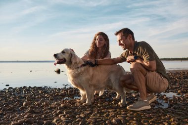 Göl kenarında Köpekle Oynayan Çift