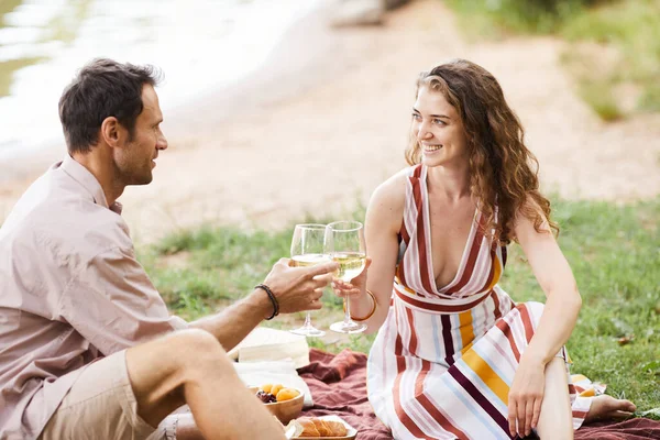 Pár Užijte si romantický piknik venku — Stock fotografie