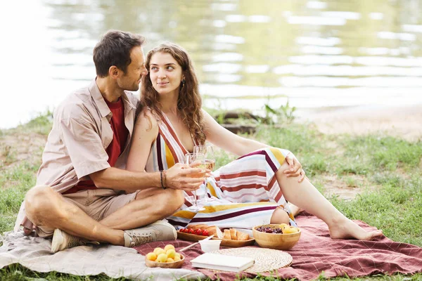 Mladý pár těší romantický piknik venku — Stock fotografie
