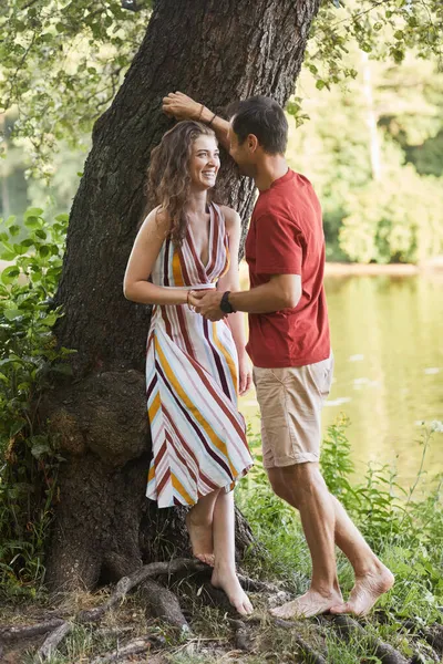 Romantický pár u jezera v parku — Stock fotografie