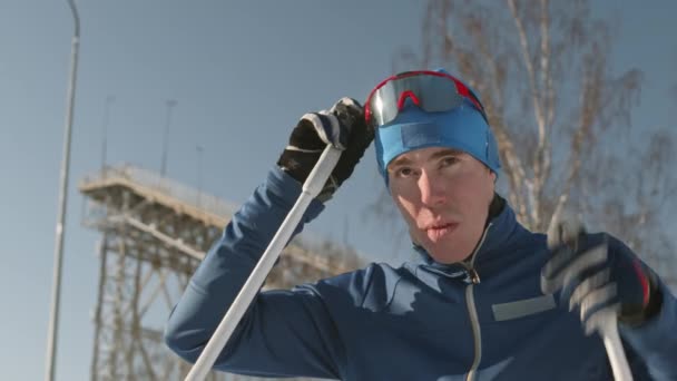 스포츠 겨울에 야외에서 고글을 스키를 자신있는 코카서스 선수들의 각도로 가슴을 — 비디오