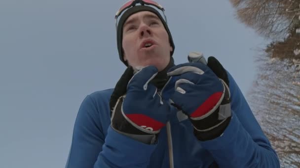 Düşük Açılı Beyaz Erkek Sporcu Spor Giysileri Giymiş Mavi Gökyüzü — Stok video