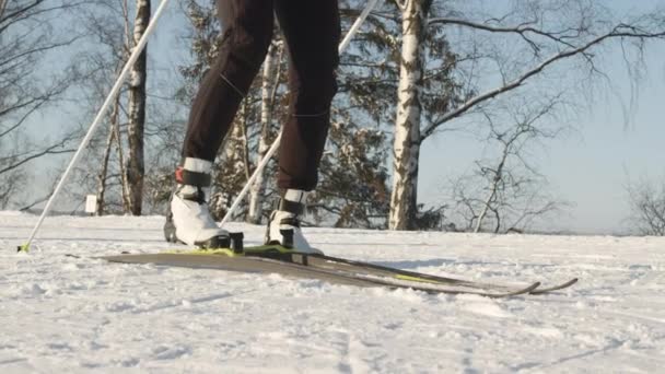 白种人自信的女运动员在室外雪山滑雪板上的低倾角紧跟靴 然后滑行 — 图库视频影像
