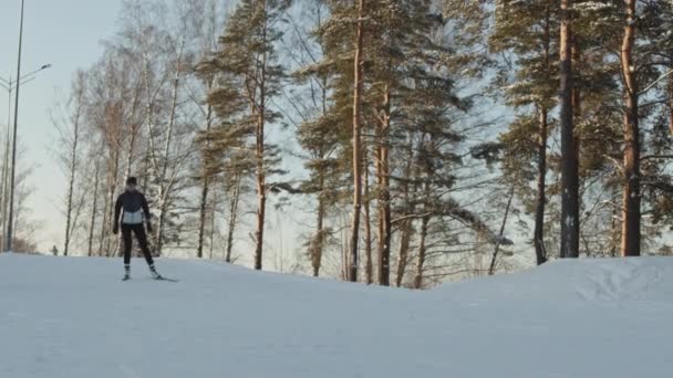 Angle Bas Verrouillé Une Jeune Athlète Blanche Portant Des Vêtements — Video