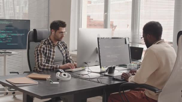 現代のオフィスライティングプログラムコードでPc上で働く2人のIt専門家のスタブショット — ストック動画