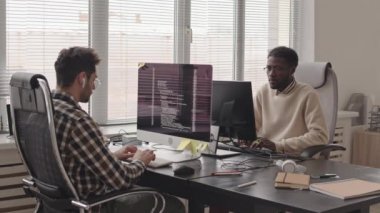 Çağdaş ofiste oturan bilgisayar hakkında yeni yazılımlar geliştiren çok ırklı bilişim uzmanlarından oluşan bir ekip. Bilgisayar ekranının siyah ekranında çalışan program kodları