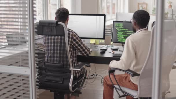 Foto Retrovisada Uma Equipe Masculina Programadores Sentados Lado Outro Frente — Vídeo de Stock