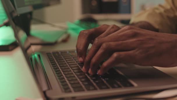 Lento Primer Plano Manos Negras Hacker Escribiendo Código Del Programa — Vídeos de Stock
