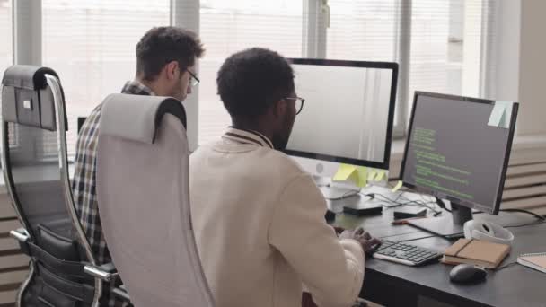 Back View Médio Slow Tiro Dois Jovens Programadores Masculinos Multi — Vídeo de Stock
