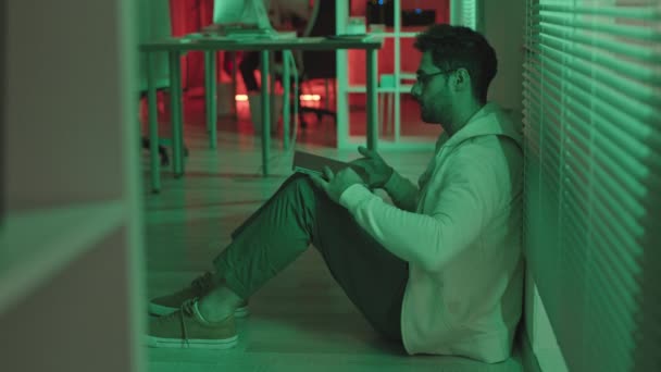 Stab Shot Slowmo Tired Male Programmer Laptop Sitting Floor Dark — Stok Video